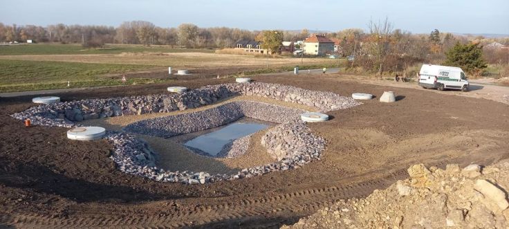 Výstavba inženýrských sítí a retenčního jezírka, projekt Brownfield